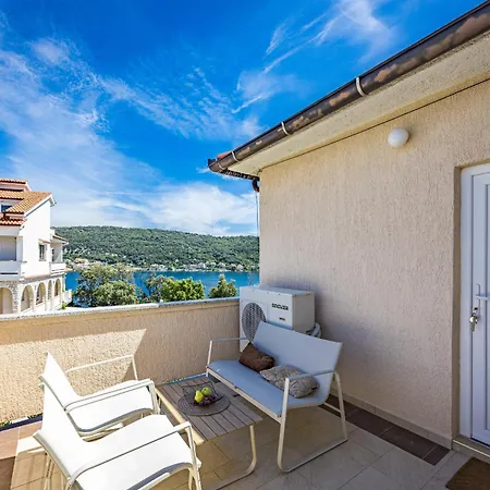 아파트 Nikolina Sea View *