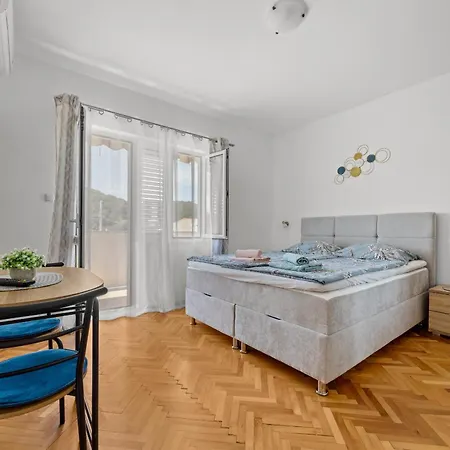 아파트 Nikolina Sea View *