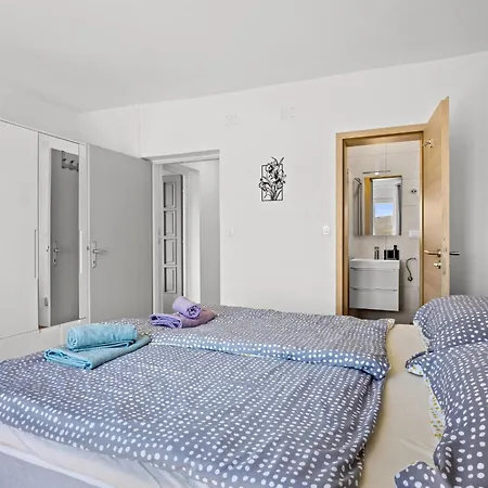아파트 Nikolina Sea View *